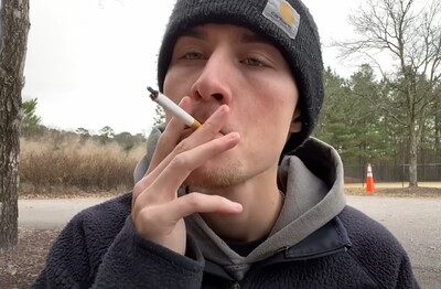 Лечение зависимости от табакокурения в Павловске Мужчина с сигаретой делает затяжку